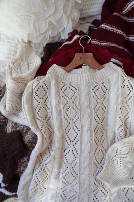 Söt mönsterstickad tröja beige