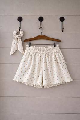 Handgjorda ribbade shorts liten blomma