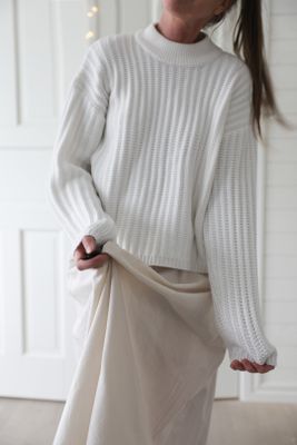 Sommarbris – vit stickad tröja i bomullsblandning