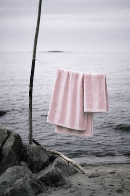 Randig handduk i rosa bomullsfrotté