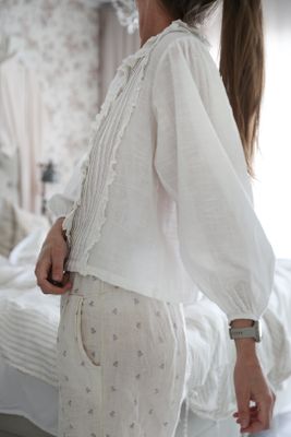 Rar vit blus med gammaldags känsla