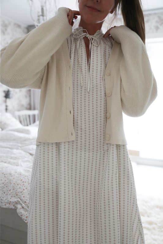 Söt stickad kofta med v-ringning cremevit