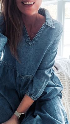 Lantlig blå jeansklänning med fickor