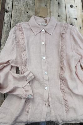 Rosa linneskjorta med spetsdetaljer