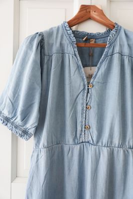 Ljusblå jeansklänning i mjuk denim