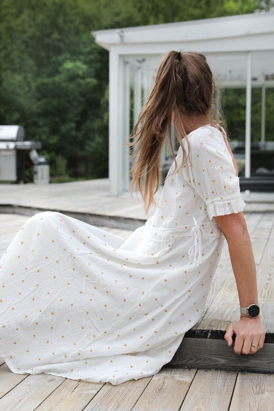 Ljuvlig klänning med broderade guldhjärtan