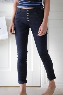 Jeans i favoritmodell marinblå med knappar