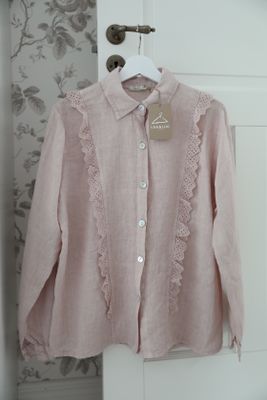 Rosa linneskjorta med spetsdetaljer