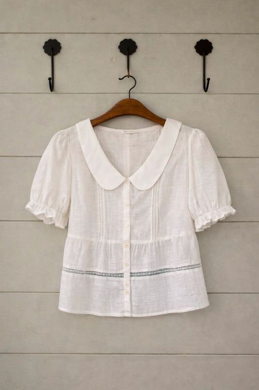 Vit blus i bomull med rundad krage