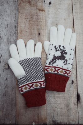 Varma fingervantar med skandinaviskt mönster