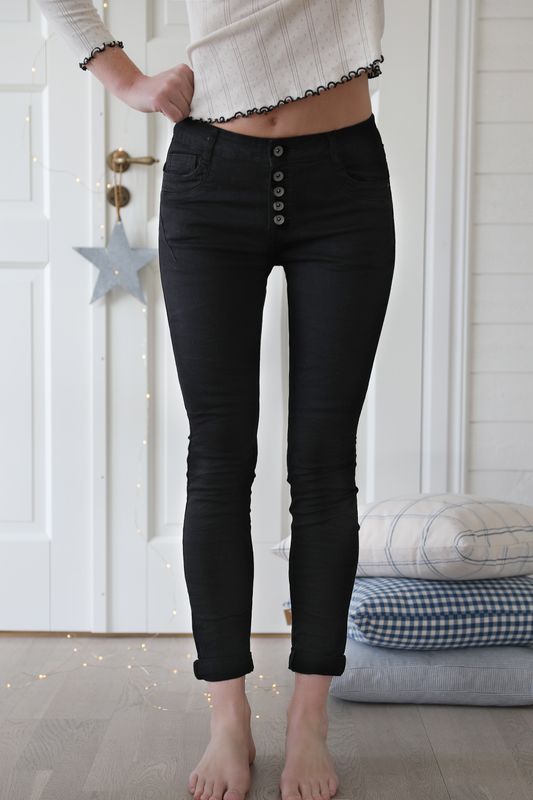 Jeans i favoritmodell svart med knappar