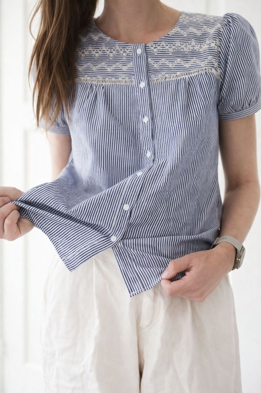 Alternativ information: Randig bomullsblus med broderade detaljer på modell