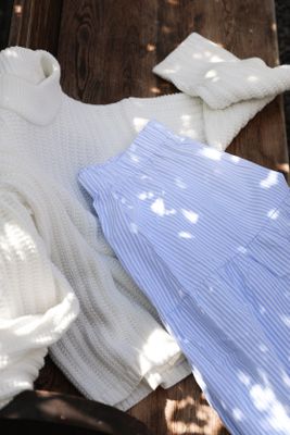 Sommarbris – vit stickad tröja i bomullsblandning