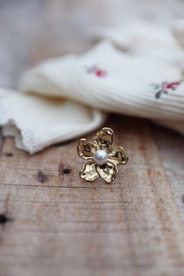 Ring med stor blomma guld