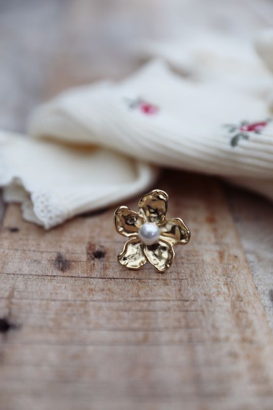 Ring med stor blomma guld