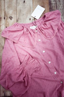 Romantisk ceriserosa skjorta