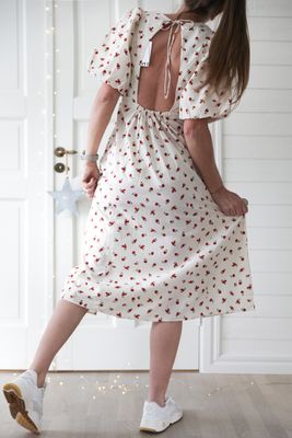 Romantisk klänning med röda rosor