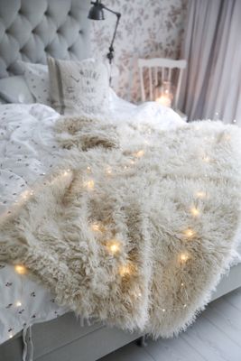 Flauschige, weiche Decke in Naturweiß