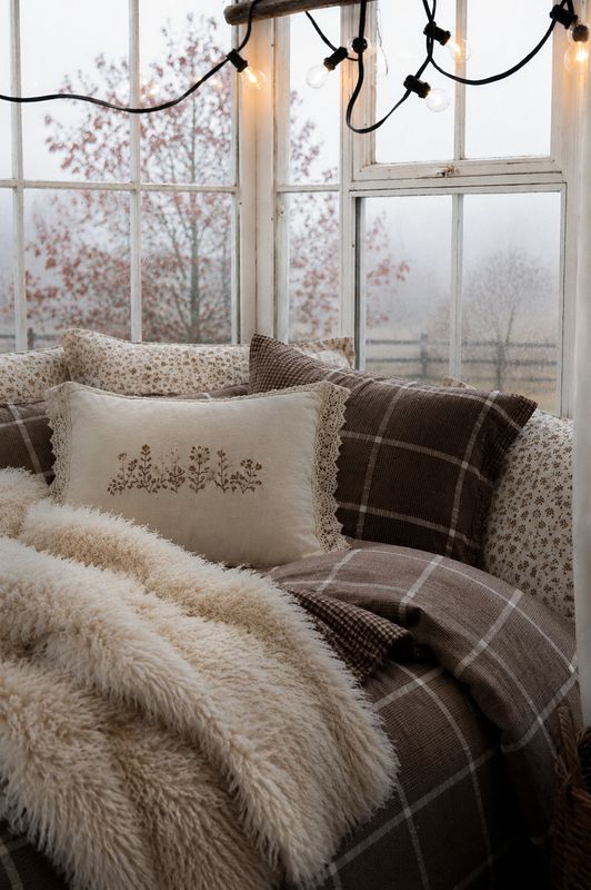 Thick, fluffy, natural-white throw with soft faux sheepskin