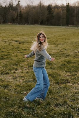 Grå ulltröja i skandinavisk mönsterstickning