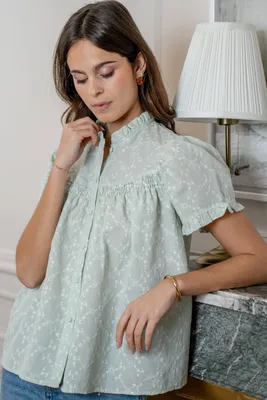 Mintgrön blus med broderi anglaise