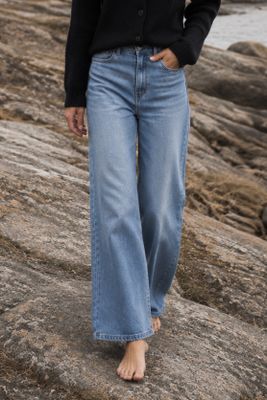Ljusblå jeans med vida ben