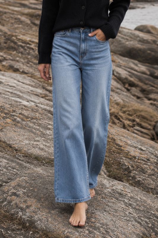 Ljusblå jeans med vida ben