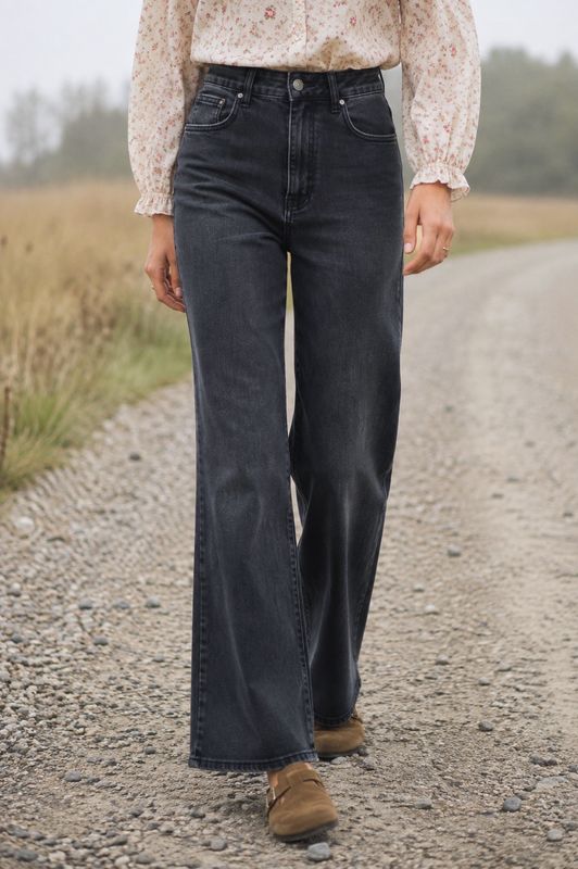 Svarta jeans med vida ben
