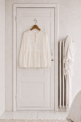 Naturvit bomullsblus i broderie anglaise