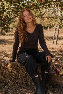 Braunes, geripptes Henley-Top mit Spitze