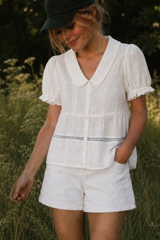 Anna i vit blus med krage