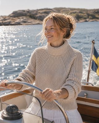 Stickad tröja i ekologisk bomull sand
