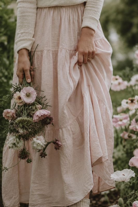 Rosa linnekjol med volanger