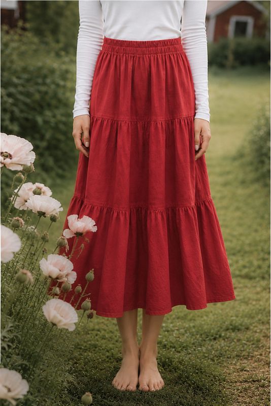 Rotes Leinenkleid mit Rüschen