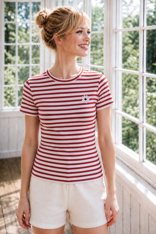 Röd- och vitrandig t-shirt med liten broderad rosa blomma från Bloomingshop