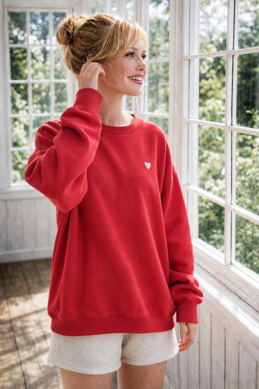 Röd sweatshirt med vitt hjärta framtill från Bloomingshop