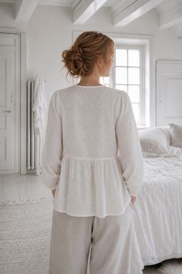 Naturvit bomullsblus i broderie anglaise