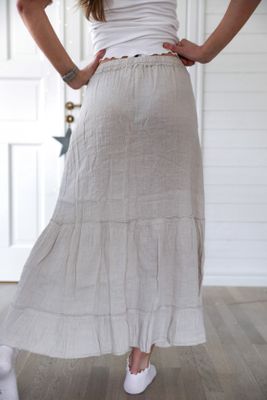 Lång volangkjol i linne beige