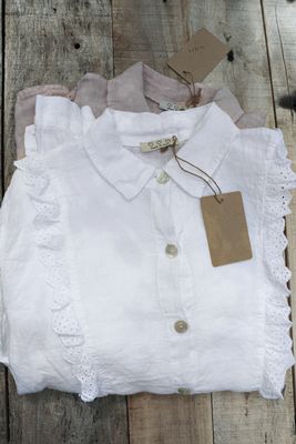 Vit linneskjorta med spetsdetaljer