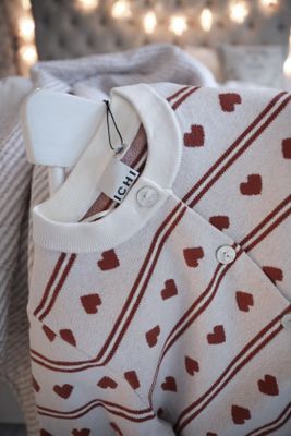 Jaquardstickad kofta med röda hjärtan