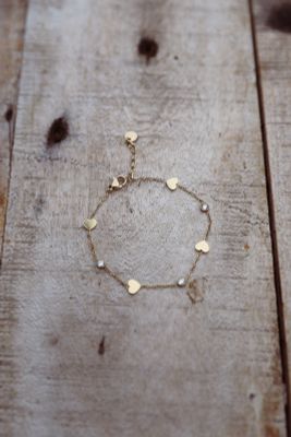 Gulligt armband med  strasstenar och hjärtan