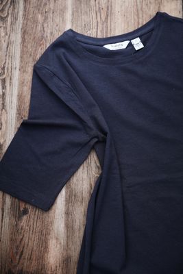 Mörkblå kortärmad baströja i bomullsmodal