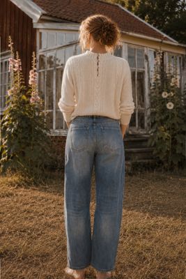 Mysiga blå jeans i barrelmodell