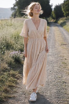 Lång beige bomullsklänning i broderie anglaise med öppen rygg