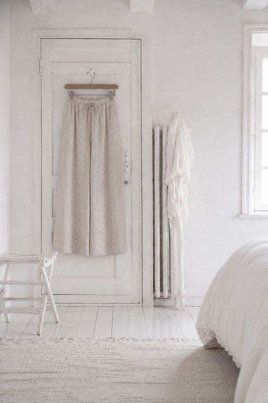 Beige byxor i broderie anglaise