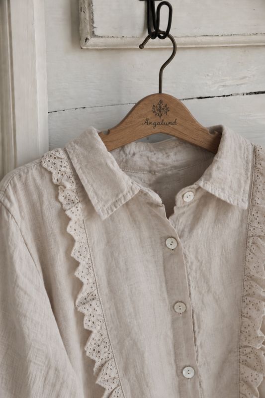 Beige linneskjorta med spetsdetaljer