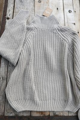 Stickad tröja i ekologisk bomull sand