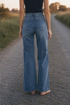 Bakifrån på vida jeans i ljus mellanblå tvätt med hög midja och klassisk femficksmodell.