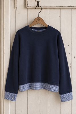 Mörkblå oversized bomullströja med blåvitrutiga detaljer