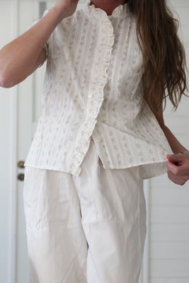 Småblommig blus i bomull med kruskanter